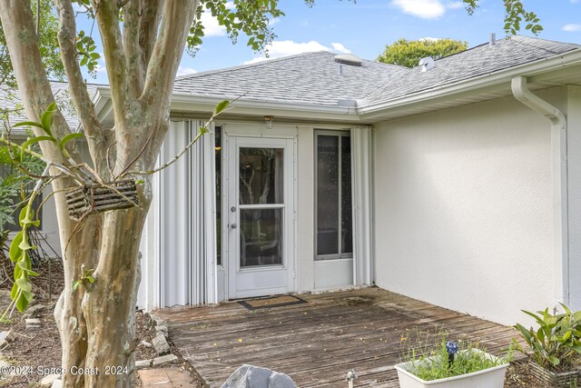 property entrance featuring a wooden deck