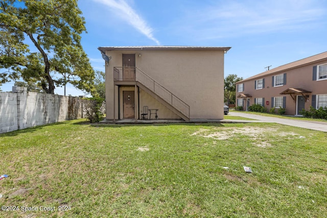 view of front of house featuring a front yard