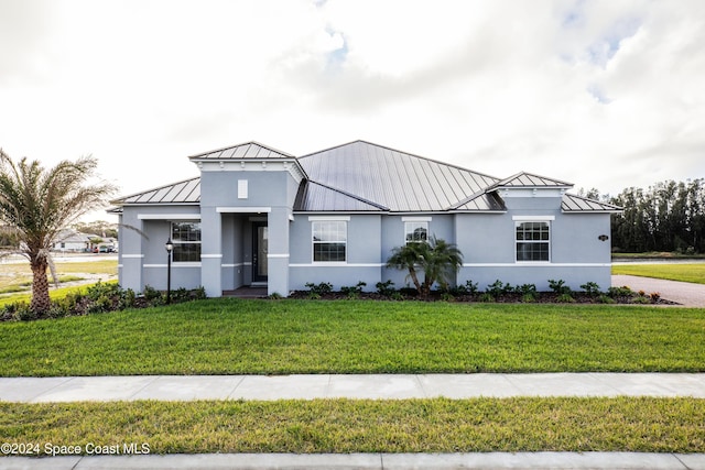 view of front of property featuring a front yard