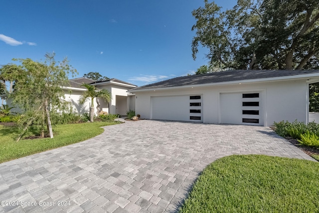 view of front facade featuring a front lawn and a garage