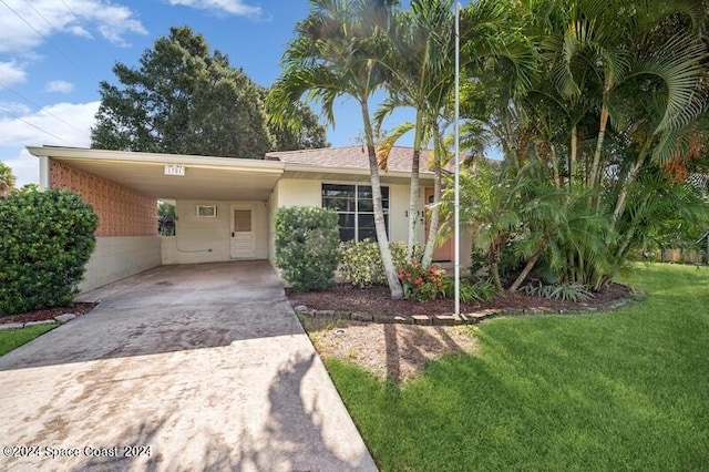 view of front of home featuring a front lawn and a carport