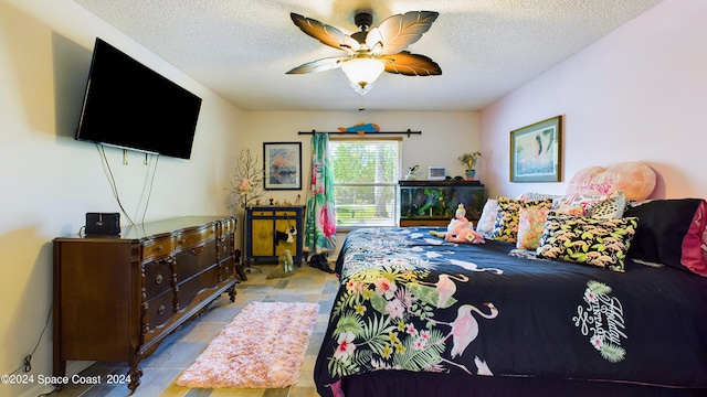 bedroom featuring ceiling fan and a textured ceiling