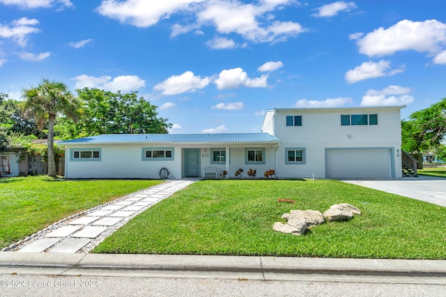 view of front of property featuring a front lawn and a garage