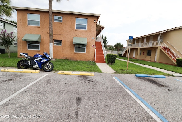 view of vehicle parking featuring a yard