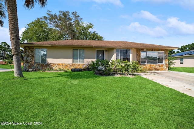 single story home with a front lawn