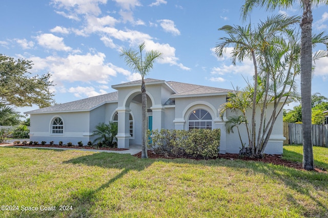 view of front of property featuring a front lawn