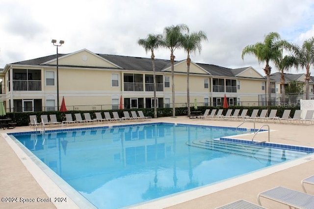 view of swimming pool