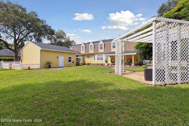 view of yard with an outbuilding