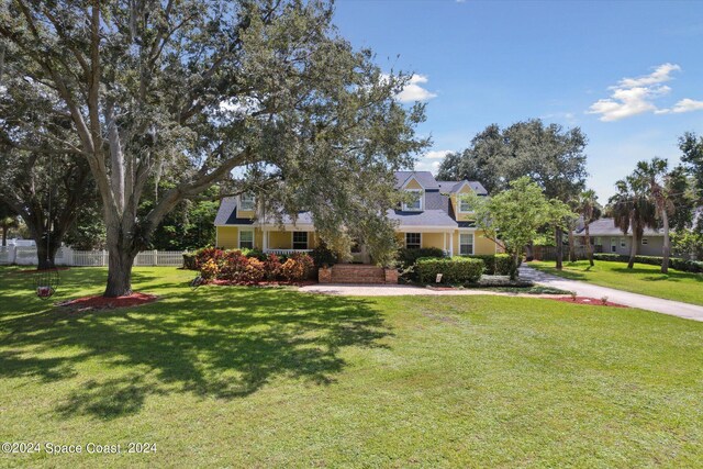 view of front of house featuring a front lawn