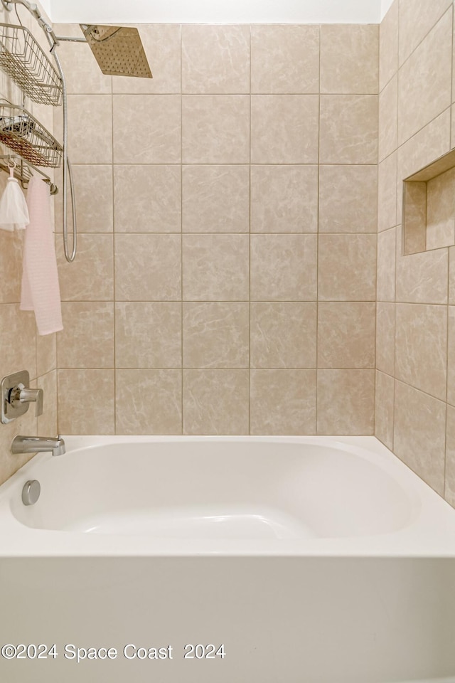 bathroom with tiled shower / bath combo