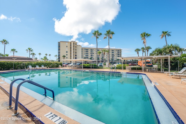 view of swimming pool