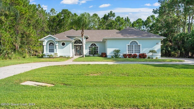 view of front of house with a front lawn