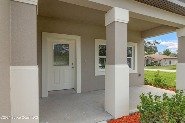 entrance to property with stucco siding