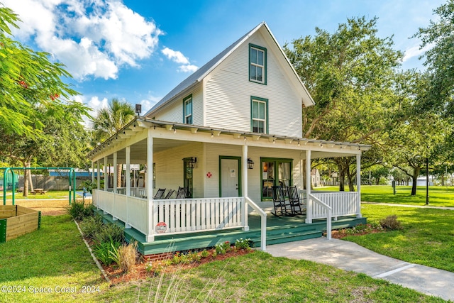 view of front of property featuring a porch and a front lawn