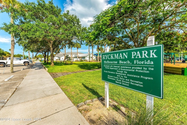 view of property's community featuring a yard