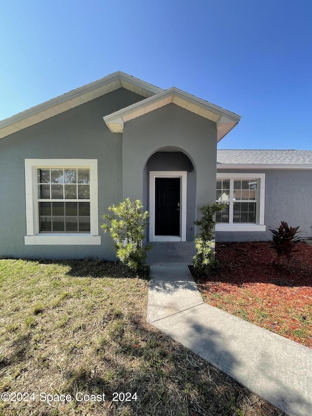 view of front of property with a front lawn