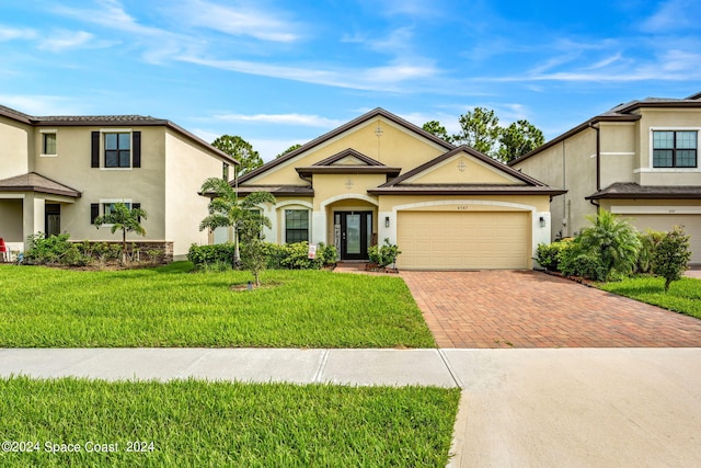 view of front of home featuring a front lawn and a garage