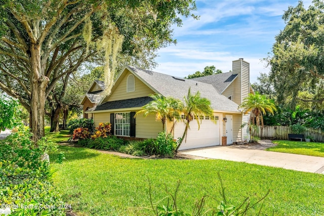 view of front of property featuring a front lawn