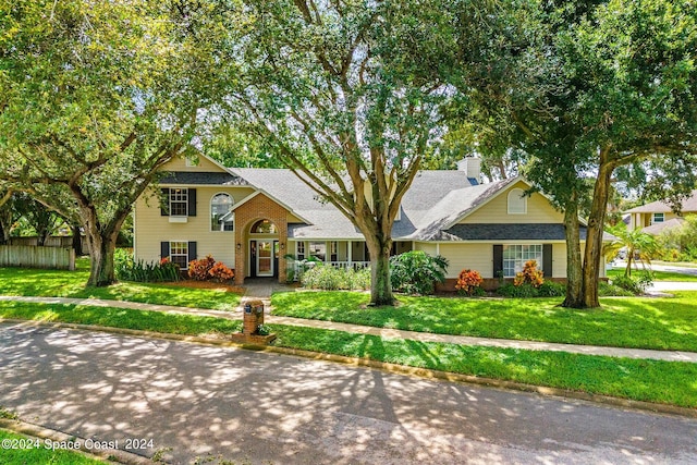 view of front of property featuring a front lawn