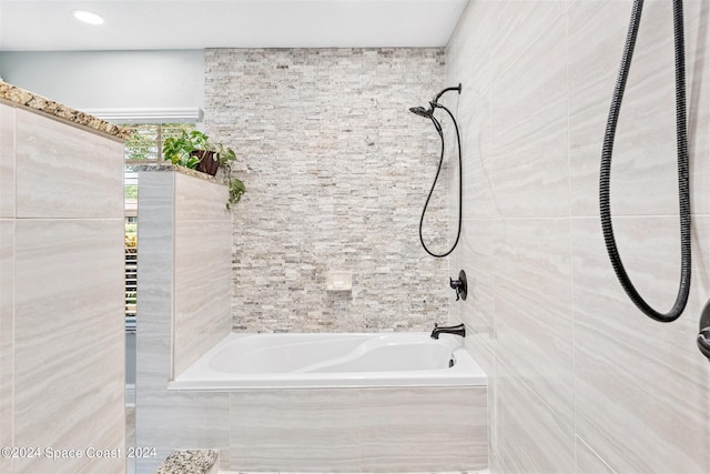 bathroom featuring tiled shower / bath