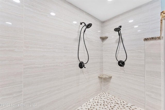 bathroom featuring tiled shower