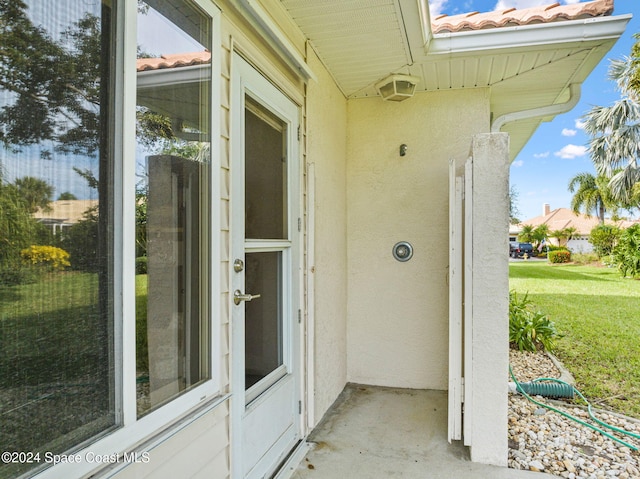 entrance to property featuring a yard