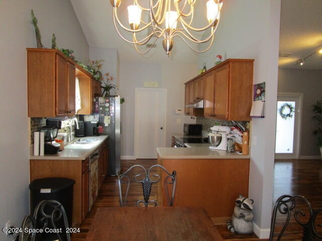 kitchen featuring backsplash, a chandelier, dark hardwood / wood-style floors, and sink