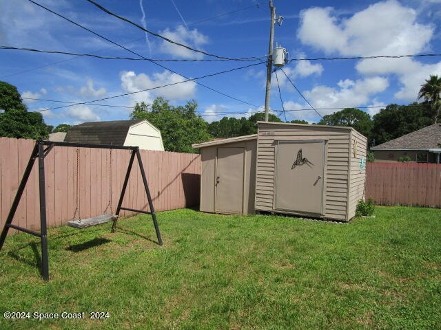 view of yard with a storage unit