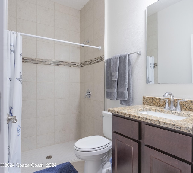 bathroom featuring a shower with shower curtain, vanity, and toilet