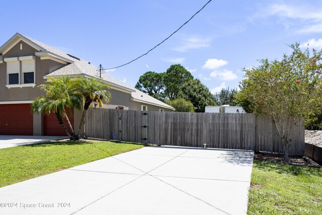 view of yard featuring a garage