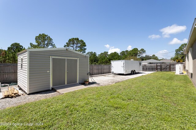 view of yard with a shed