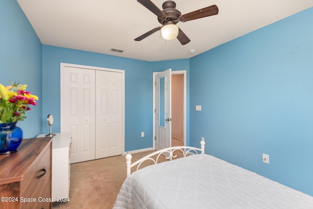 bedroom featuring a closet, visible vents, a ceiling fan, light carpet, and baseboards