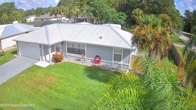 view of front of home featuring a front yard