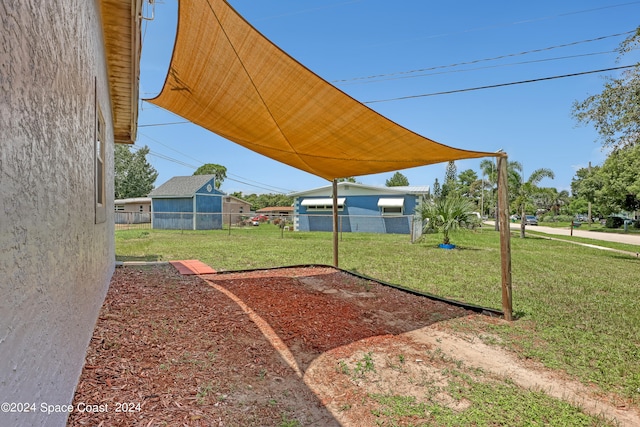 view of yard featuring a storage unit