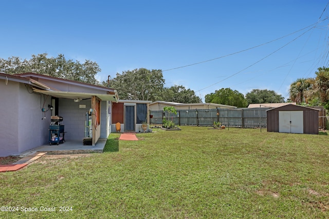 view of yard featuring a shed