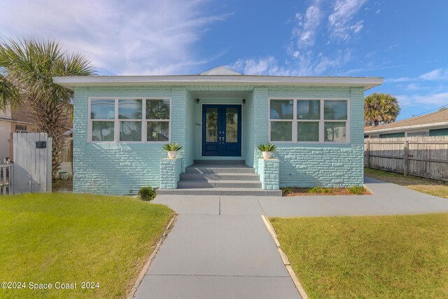 view of front facade featuring a front lawn