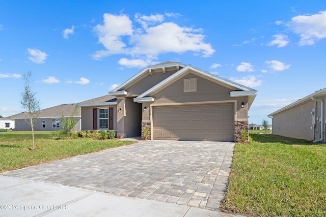 view of front facade featuring a garage and a front yard