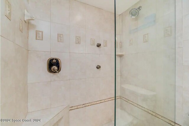 bathroom featuring a tile shower