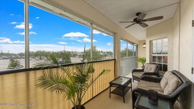 sunroom with ceiling fan