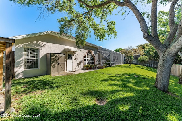 view of yard featuring a lanai