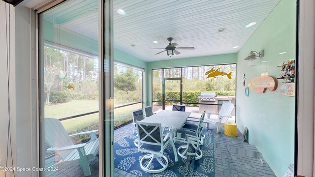 sunroom / solarium with ceiling fan