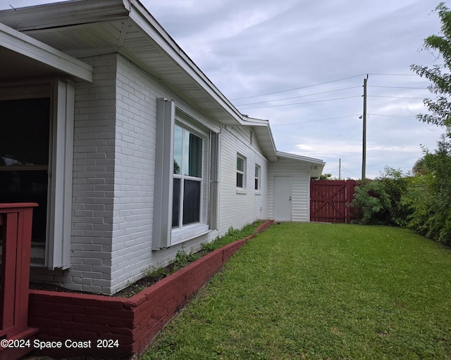 view of side of property featuring a lawn