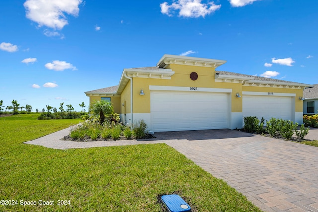 view of front facade featuring a garage and a front lawn