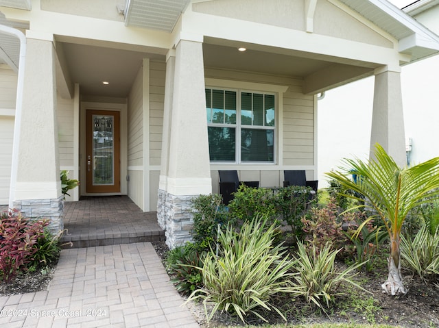 property entrance featuring a porch