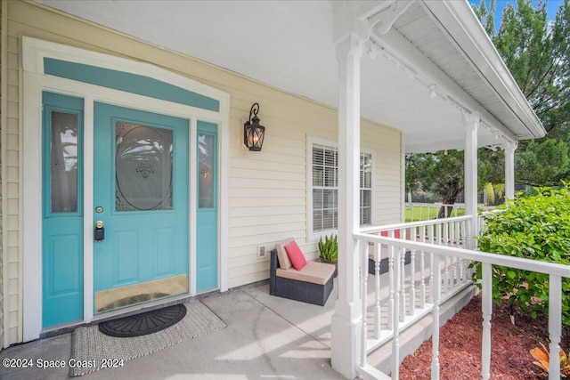 property entrance featuring a porch