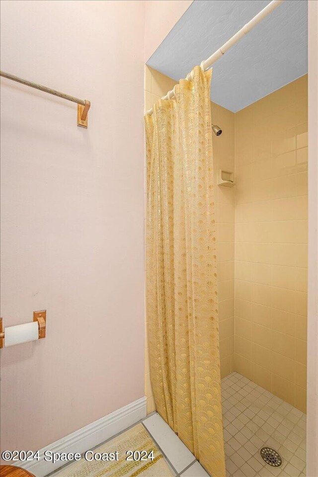 bathroom featuring a shower with curtain