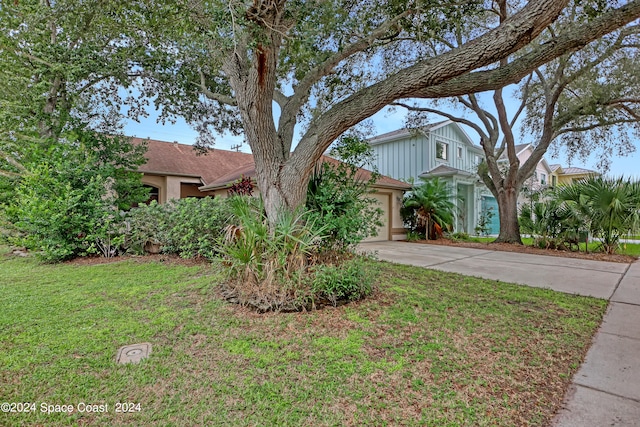 view of front of home featuring a garage and a front lawn