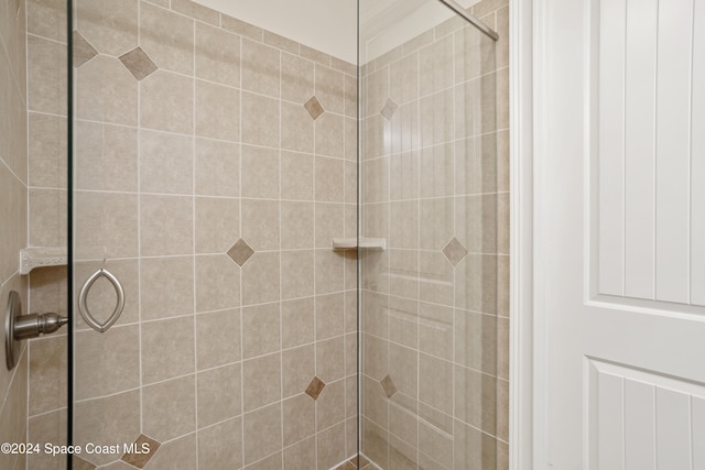 bathroom featuring tiled shower