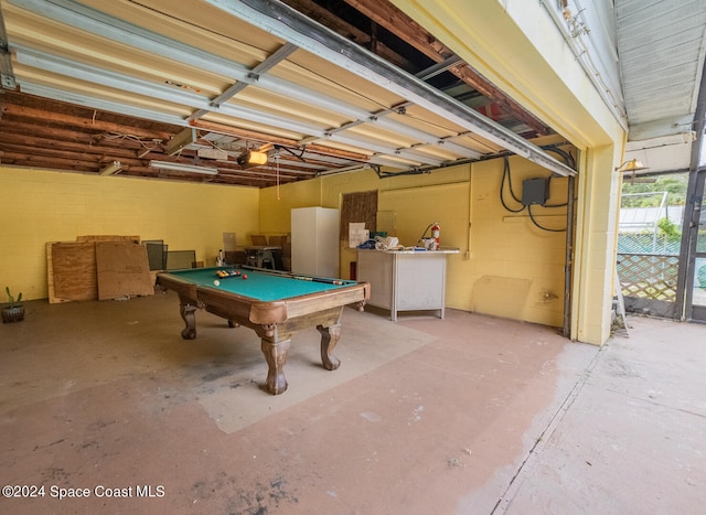 playroom featuring pool table