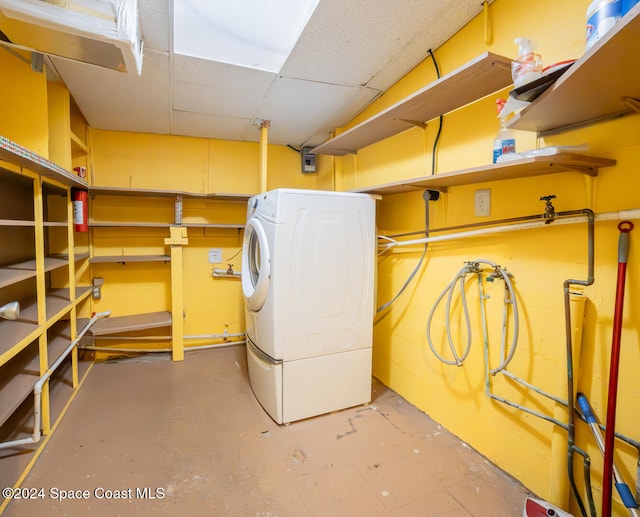 basement featuring washer / dryer